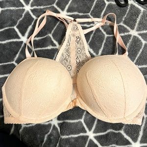 Victoria’s Secret bombshell push up bra